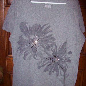 ~~~ COMFORTABLE Fitting TEE with a Few Decorative Sequins ~~~